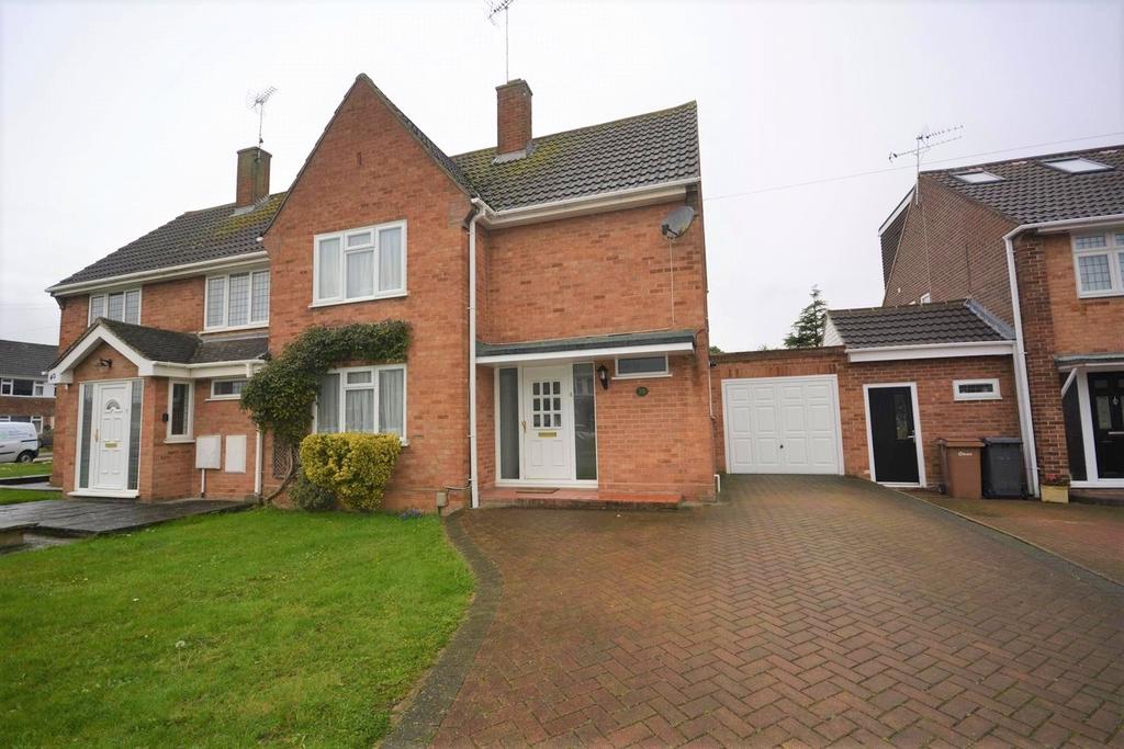 Ravensbourne Drive, CM1 3 bed semidetached house £1,475 pcm (£340 pw)