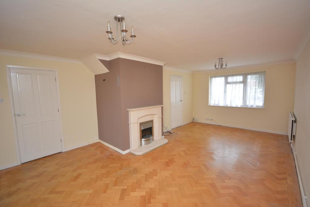 Ravensbourne Drive, CM1 3 bed semidetached house £1,475 pcm (£340 pw)