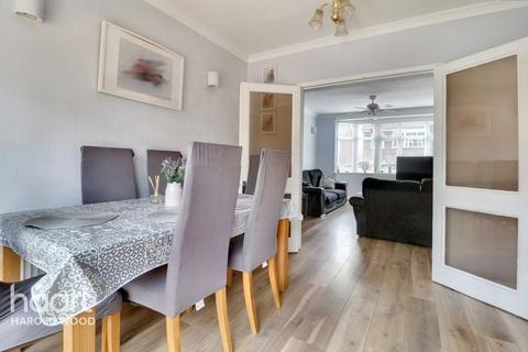 7 Mount Avenue, Romford, RM3 0DE