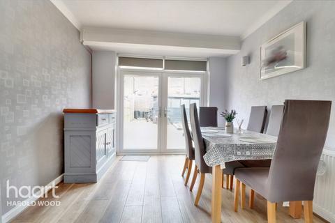 7 Mount Avenue, Romford, RM3 0DE