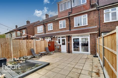7 Mount Avenue, Romford, RM3 0DE