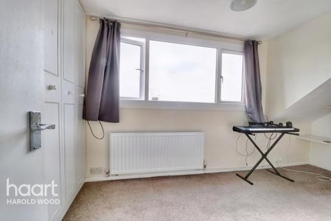 7 Mount Avenue, Romford, RM3 0DE