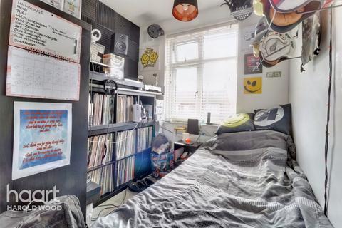 7 Mount Avenue, Romford, RM3 0DE