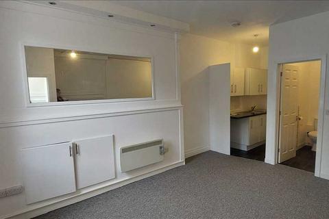 Studio to rent, Market Street, Torquay