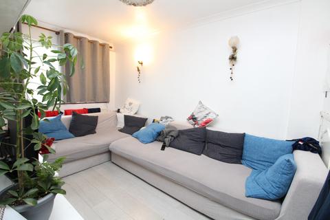 4 bedroom end of terrace house to rent - Croombs Road, London, E16