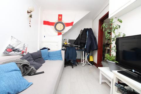 4 bedroom end of terrace house to rent - Croombs Road, London, E16