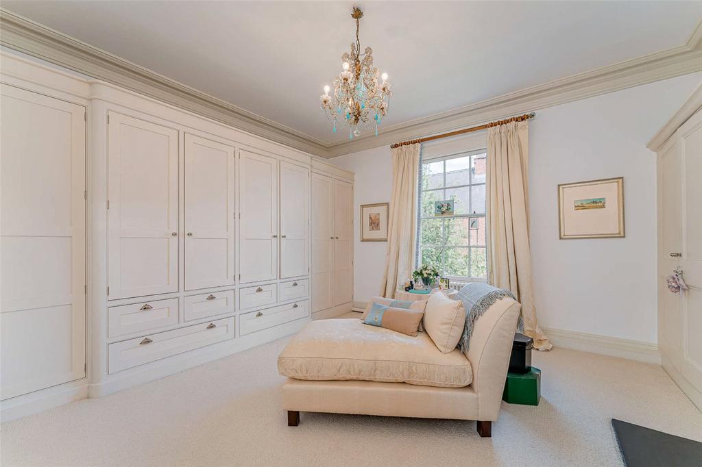 Dressing Room/Bed8