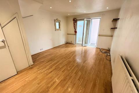 3 bedroom terraced house to rent, Rolvenden Place, London