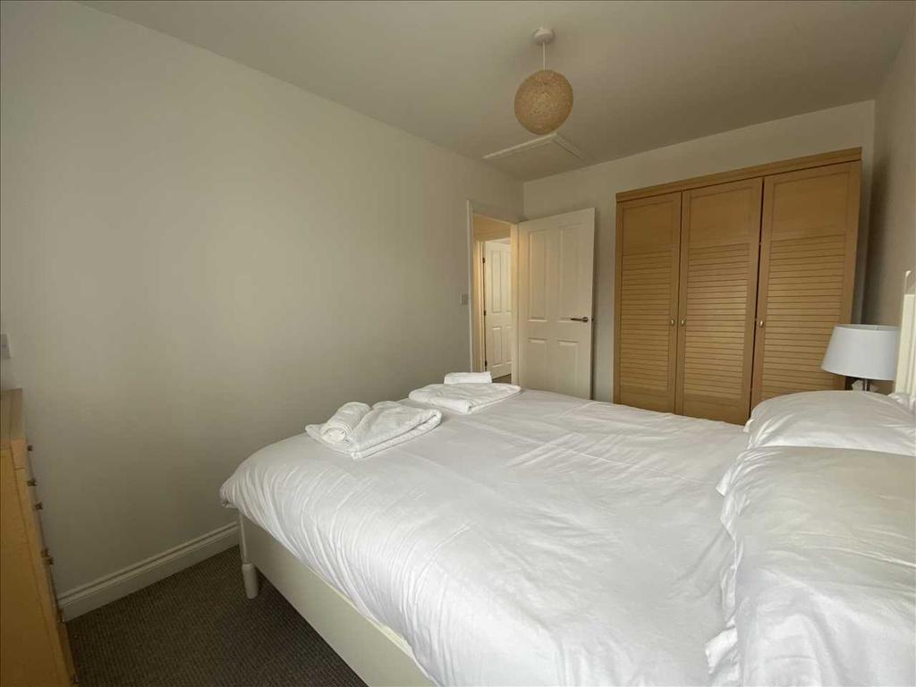 Bedroom (rear)