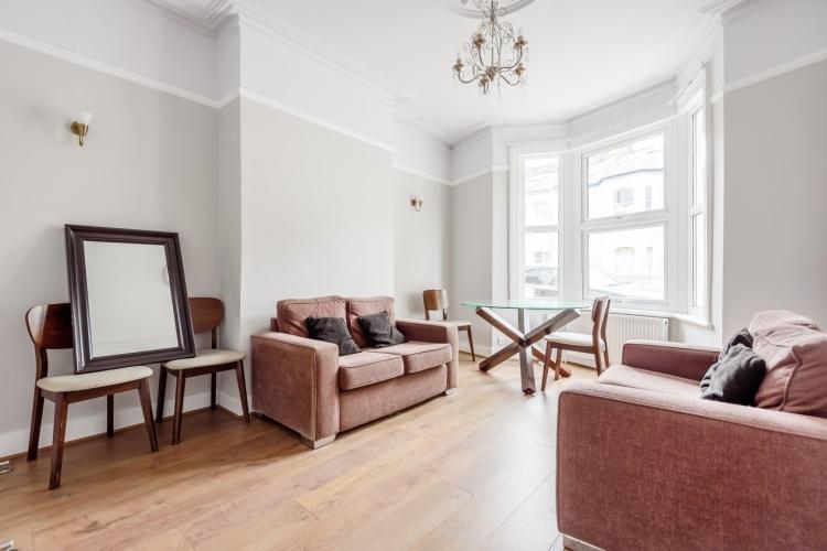Patience Road London SW11 4 bed house £3,500 pcm (£808 pw)