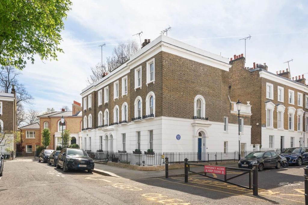 Oakley Gardens Chelsea SW3 3 bed end of terrace house £3,250,000