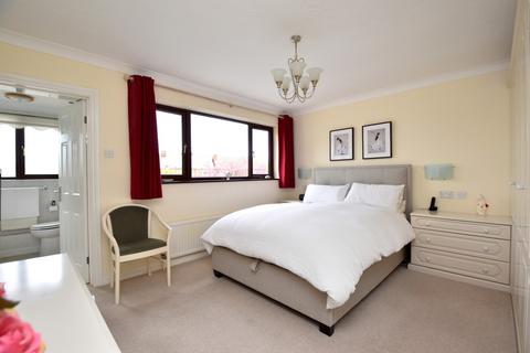 19 Heathfield Road, Holbrook, Ipswich, IP9 2QB
