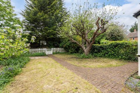 19 Spring Gardens, Dorking, RH4 1EE
