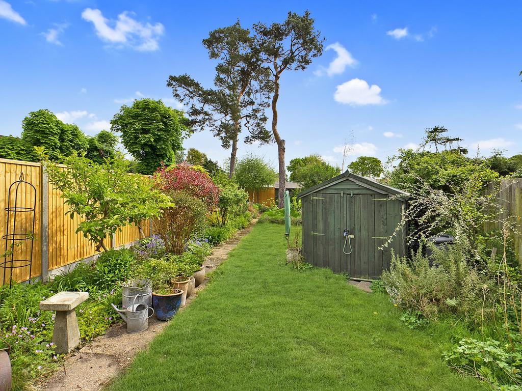 Lime Grove, Addlestone, Surrey, KT15 3 bed semidetached house £1,850 pcm (£427 pw)