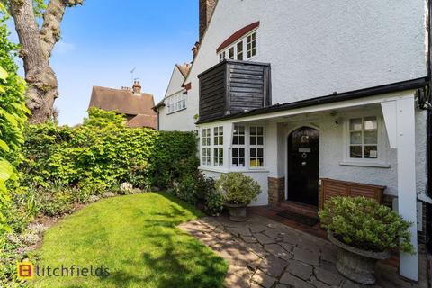 2 Asmuns Place, London, NW11 7XG