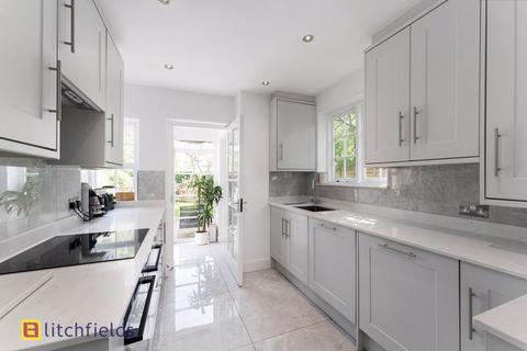2 Asmuns Place, London, NW11 7XG