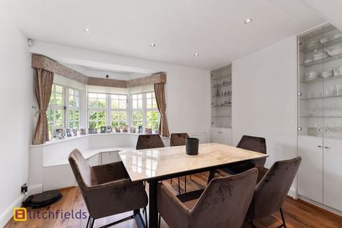 2 Asmuns Place, London, NW11 7XG