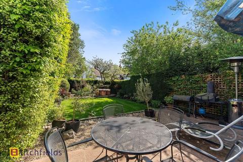 2 Asmuns Place, London, NW11 7XG