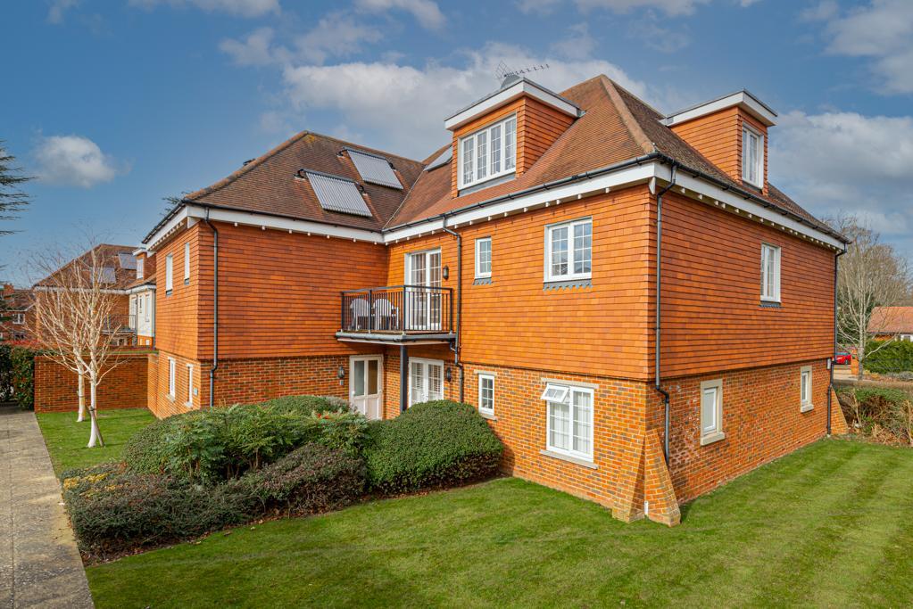 Ottways Lane, Ashtead, Surrey, KT21 2FL 2 bed flat £420,000