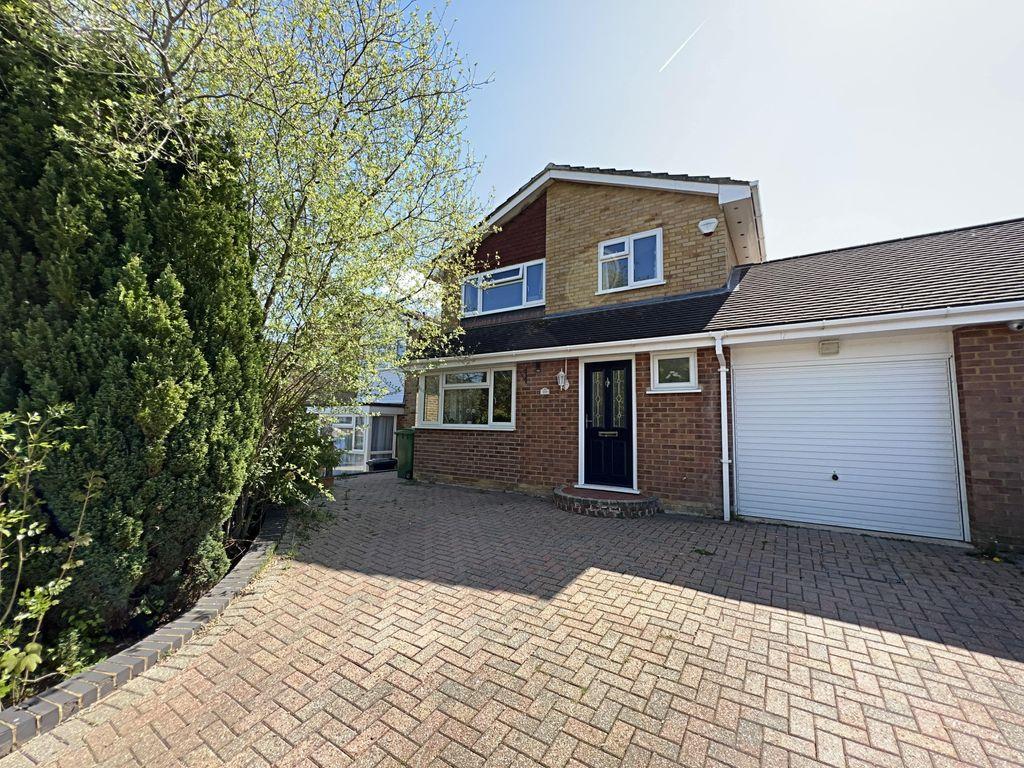 Aster Road, Kempshott, Basingstoke... 3 bed link detached house £450,000