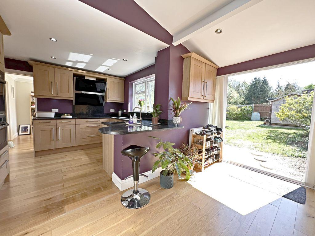 Aster Road, Kempshott, Basingstoke... 3 bed link detached house £450,000