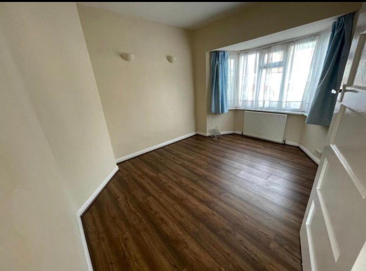 Grasmere Avenue, Whitton TW3 4 bed semidetached house £1,700 pcm (£