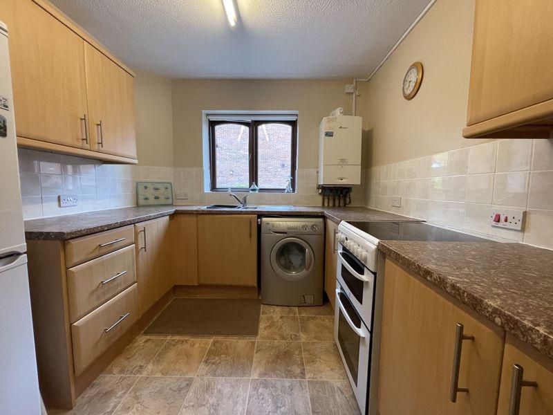 TETTENHALL, Hanover Court 2 bed apartment £105,000
