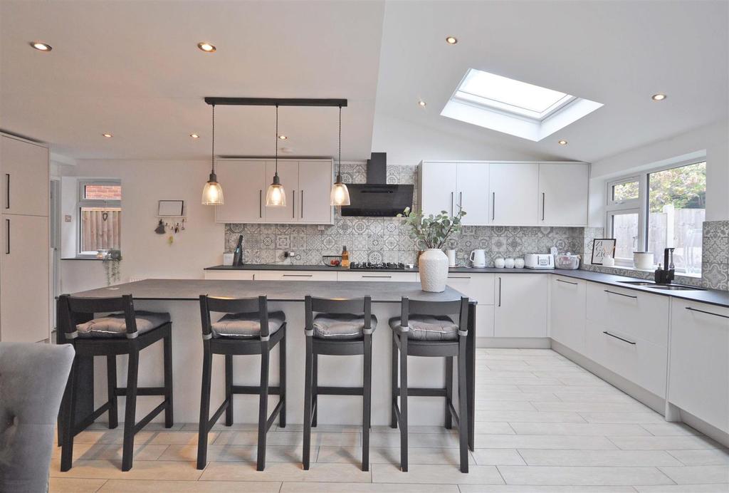 Kitchen f.jpg