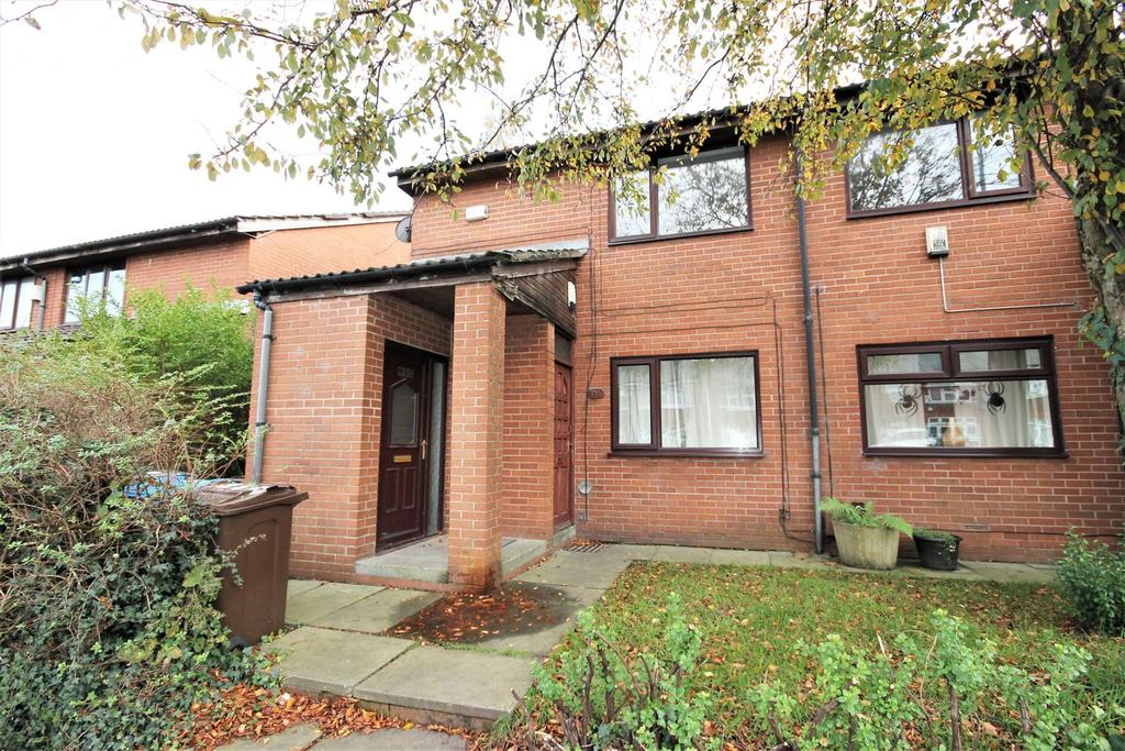 Cleggs Lane, Little Hulton, Manchester 2 bed apartment £575 pcm (£133 pw)