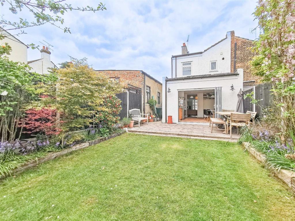 Southsea Avenue, Leigh On Sea 3 bed semidetached house £550,000