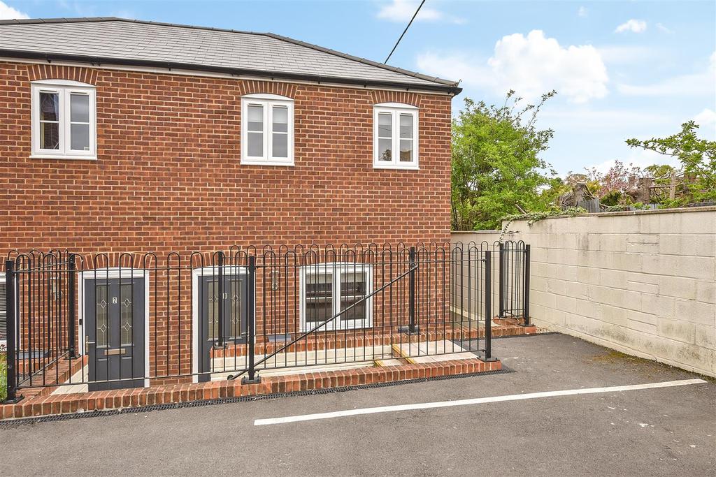 Belle Vue Road, Andover 3 bed semidetached house £299,950