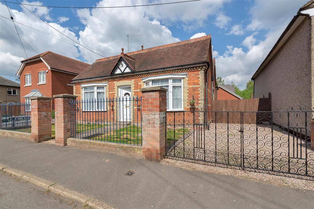 The Freehold, East Peckham, Tonbridge 3 bed bungalow £425,000