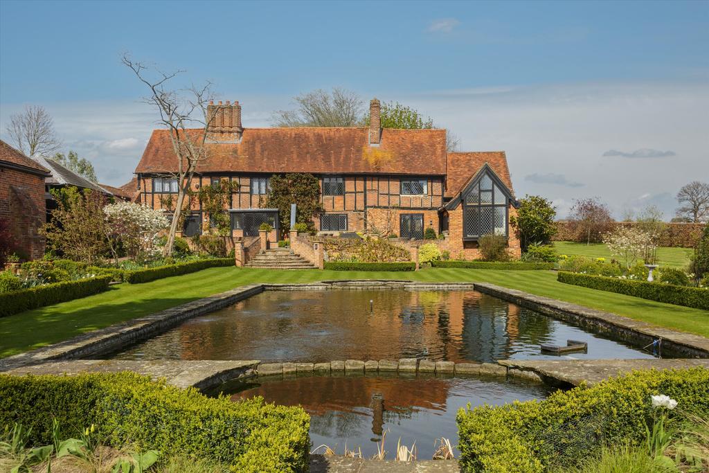 Magpie Lane, Coleshill, Buckinghamshire, HP7 6 bed detached house for