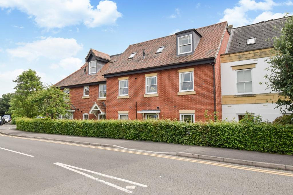 Penn House, Jennery Lane, Burnham... 2 bed apartment £1,050 pcm (£242 pw)