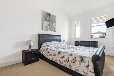 2 bedroom flat to rent, Pretoria Road, Chertsey, KT16