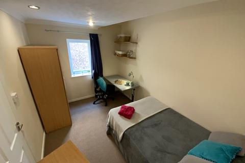 6 bedroom detached house to rent, Ardmore Avenue, Guildford GU2