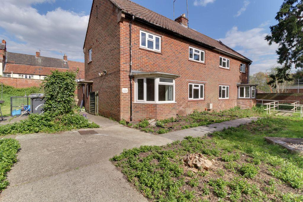 Polebarn Gardens, Trowbridge BA14 7EW 3 bed semidetached house £