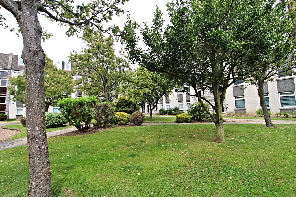 Claremont Gardens, Aberdeen AB10 6RG 3 bed flat £1,000 pcm (£231 pw)
