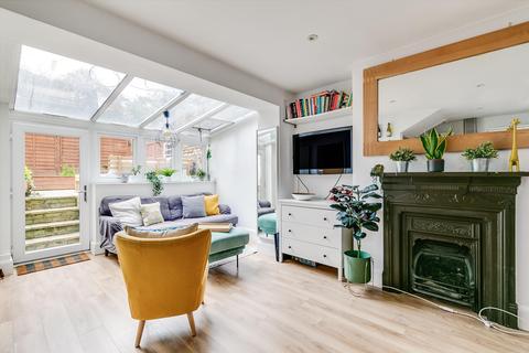 2 bedroom flat for sale - Lambourn Road, London, SW4