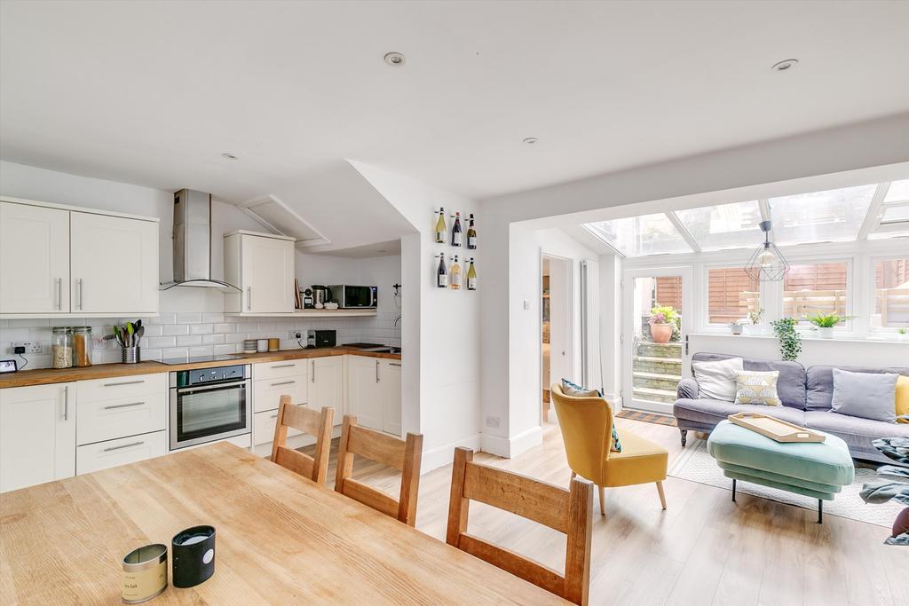 Lambourn Road, London, SW4 2 bed flat for sale £635,000