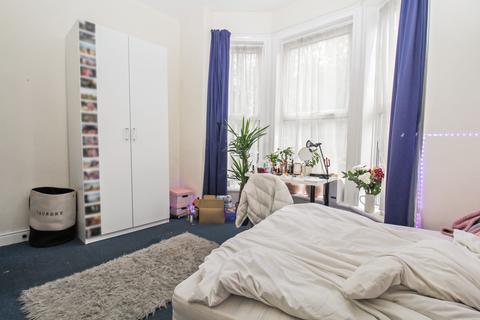 3 bedroom apartment to rent, BILLS INCLUDED - Hyde Park Road, Hyde Park, Leeds, LS6