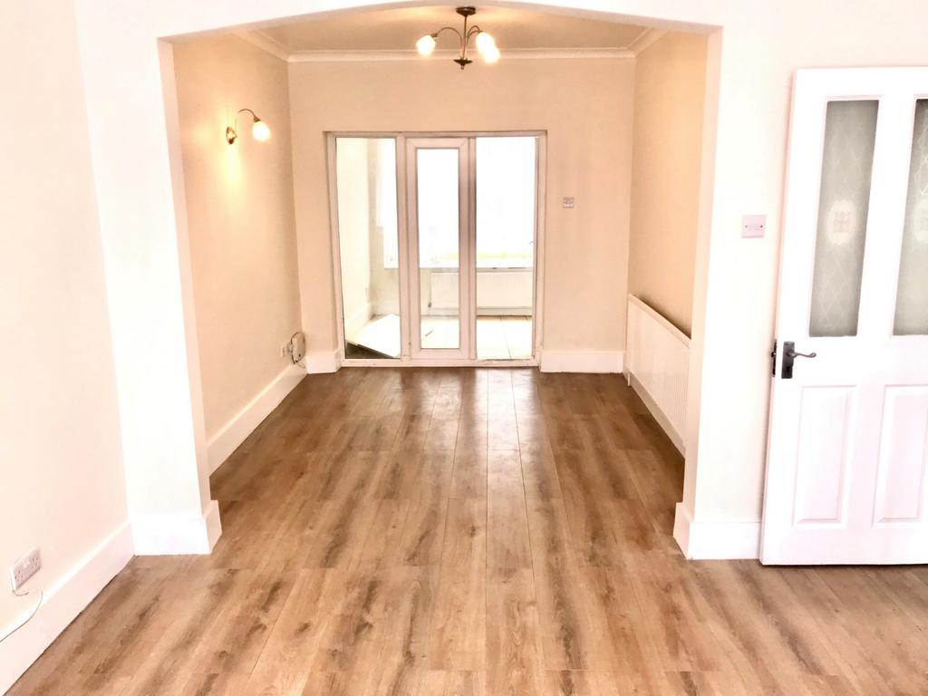 Turner Road, Edgware, HA8 3 bed terraced house £1,950 pcm (£450 pw)