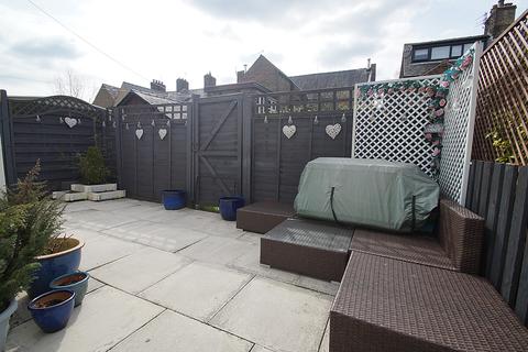 2 Hawthorpe Grove, Uppermill, Oldham, OL3 6BW