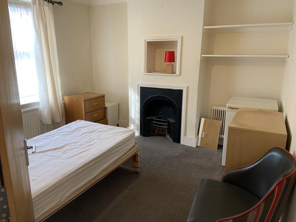 Lysons Road, Aldershot, Hampshire, GU11 3 bed terraced house £265,000