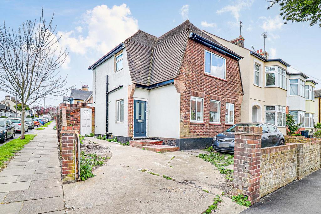 Sandown Avenue, Westcliffonsea, SS0 3 bed detached house £400,000