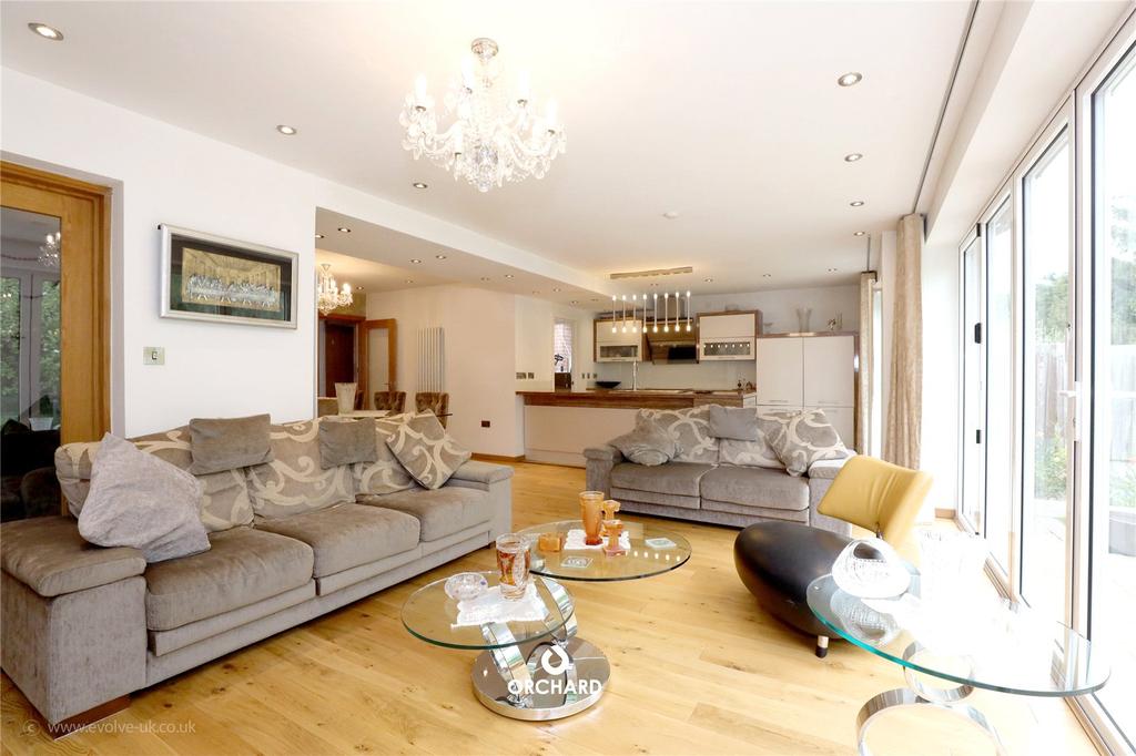 The Greenway, Ickenham, UB10 4 bed detached house £850,000