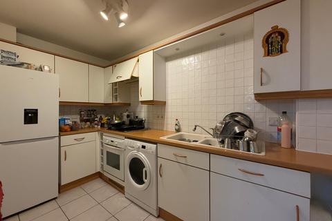 2 bedroom flat to rent, Homesdale Road, Bromley, BR2