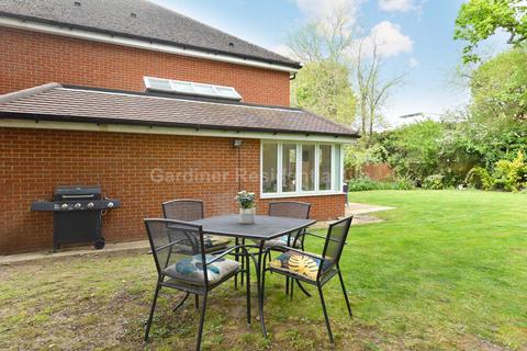 10 Pendlewood Close, London, W5 1UB