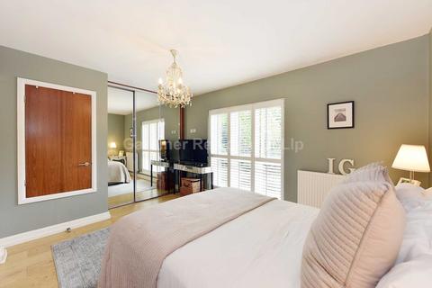 10 Pendlewood Close, London, W5 1UB