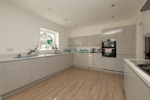 4 bedroom detached house for sale - 17 Close House Road, Skipton,